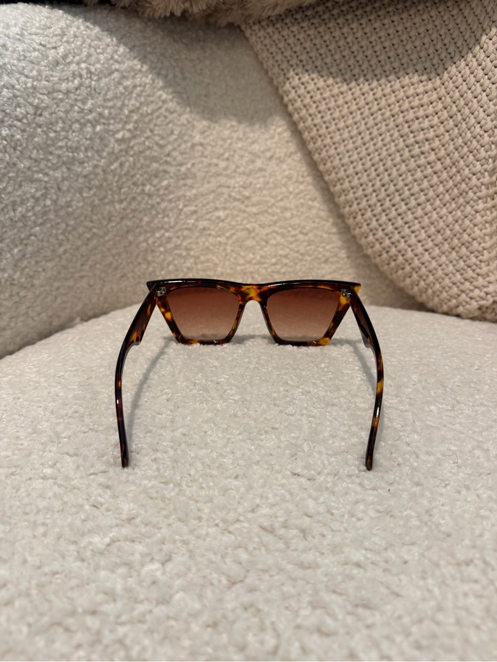 Tortoiseshell Oversized Cat-Eye Sunglasses with Brown Gradient Lenses - Picture 3 of 5